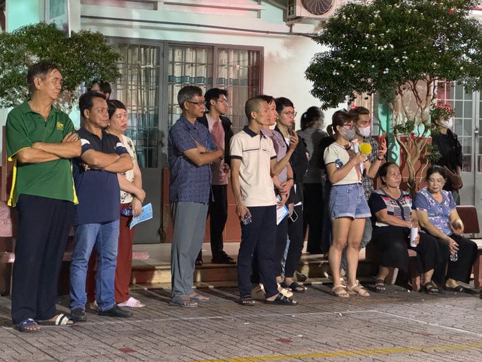 Người dân P1 tham gia buổi tuyên truyền, hướng dẫn chữa cháy tại Trường Tiểu học Hạnh Thông tối 26/4