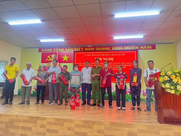 UBND P1 tặng bình chữa cháy cho các hộ dân trên địa bàn phường