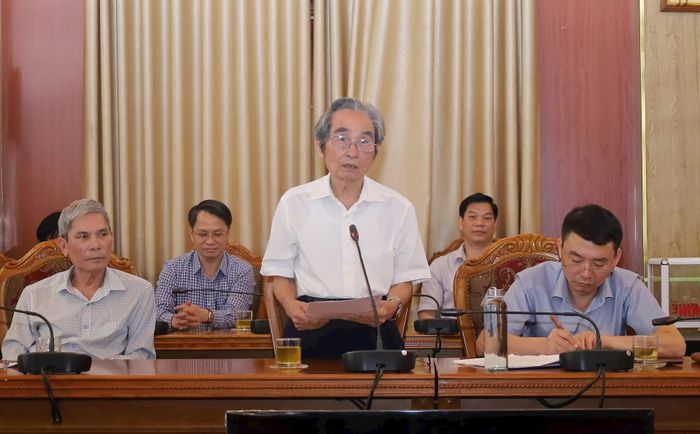 Nguyên Bí thư Huyện ủy Chương Mỹ Lê Ngọc Doanh bày tỏ xúc động khi lần đầu tiên được tiếp cận tư liệu đầy đủ nhất về những dịp Bác Hồ về ở và làm việc tại huyện Chương Mỹ. Ảnh: Kim Nhuệ