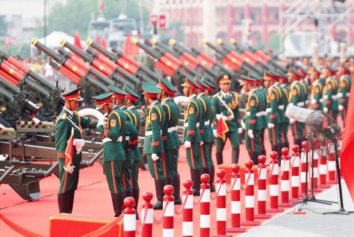  5h45, các chiến sĩ thuộc Lữ đoàn 96, Binh chủng Pháo binh, Quân đội nhân dân Việt Nam kiểm tra tác phong, vào vị trí dàn pháo lễ để chuẩn bị cho màn khai hỏa. Từ đêm trước đó, lực lượng đã có mặt, thay phiên nhau canh gác. Ảnh: Linh Huỳnh. 