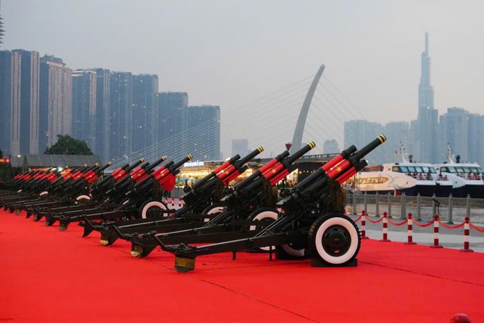  Công tác chuẩn bị cho màn khai hỏa pháo bắt đầu khi trời còn chưa sáng. Từ đầu tháng 4, Lữ đoàn 96 đưa 15 khẩu đại bác đến lắp đặt tại công viên bến Bạch Đằng (quận 1) để triển khai trận địa pháo phục vụ Lễ kỷ niệm 50 năm. Ảnh: Linh Huỳnh. 