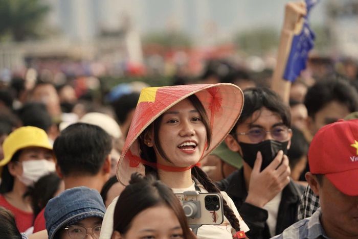  Hàng trăm nghìn người dân và du khách không ngừng phấn khích, hò reo khi nghe tiếng đại bác dứt khoát, ngân dài trong không trung khoảng 2 phút. Ảnh: Lê Tiến. 