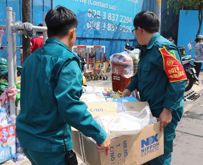 Lục lượng dân quân cũng góp sức cho việc gìn giữ môi trường