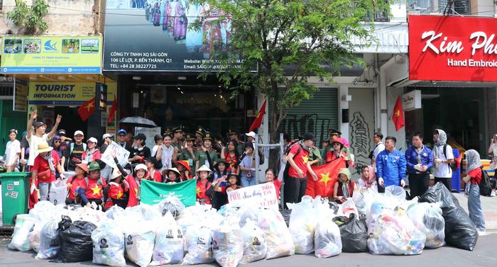 Nhóm các bạn trẻ khoe "thành quả" là những bao rác đã được thu gom và tập kết về một nơi