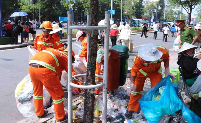 Sau khi kết thúc diễu binh, diễu hành, các nhân viên môi trường cũng bắt tay ngay vào công việc của mình