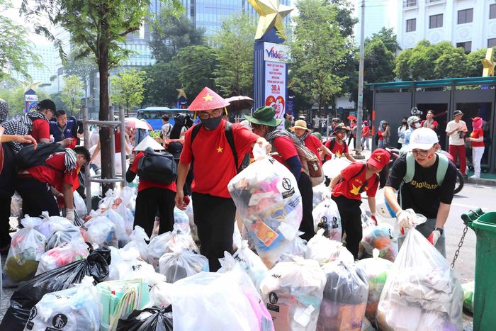 Có khá đông các bạn trẻ nán lại thu gon rác tại đường Lê Lợi và khu vực chợ Bến Thành