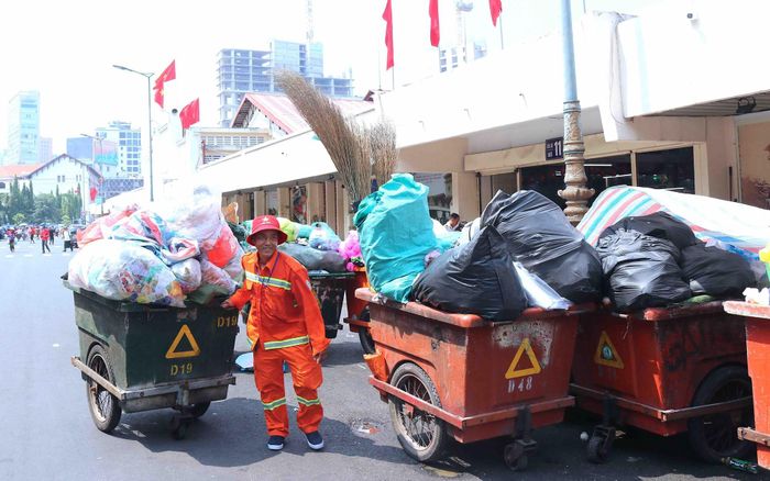 Các nhân viên nhanh chóng đưa rác về nơi tập kết, góp phần giúp đường phố xanh sạch đẹp