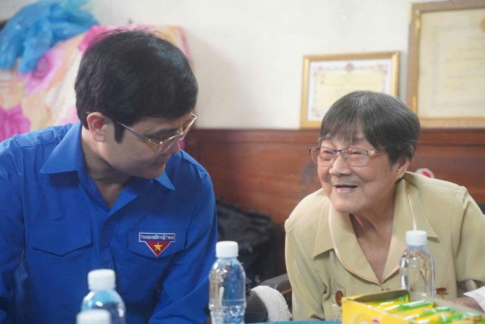 Những người trẻ hôm nay luôn biết ơn những hy sinh của các thế hệ cha ông đi trước. Ảnh: Ban Tuyên giáo TƯ Đoàn