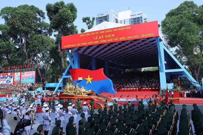 Xe mô hình biểu tượng 50 năm Giải phóng miền Nam diễu qua Lễ đài Lễ diễu binh, diễu hành kỷ niệm 50 năm Ngày Giải phóng miền Nam, thống nhất đất nước. Ảnh: TTXVN
