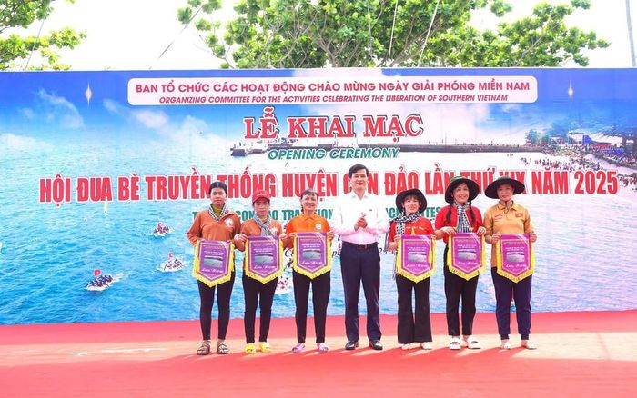 Chủ tịch UBND huyện Côn Đảo (tỉnh Bà Rịa-Vũng Tàu) Phan Trọng Hiền trao phần thưởng cho các đội bè nữ đạt thành tích tại hội thi. Ảnh: Huỳnh Sơn-TTXVN