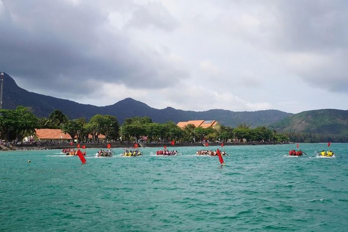 Hội thi diễn ra tại Vịnh Côn Sơn (đường Tôn Đức Thắng), với 19 đội bè (trong đó có 6 đội bè nữ) cùng hơn 130 người từ các khu dân cư, doanh nghiệp, đơn vị thuộc lực lượng vũ trang đóng trên địa bàn huyện tham gia. Ảnh: Huỳnh Sơn-TTXVN