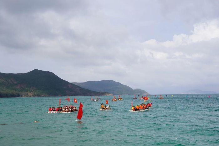 Ttổng cự li đua bè truyền thống là 2.000m đối với đội bè nam và 1.200m đối với đội bè nữ. Ảnh: Huỳnh Sơn-TTXVN