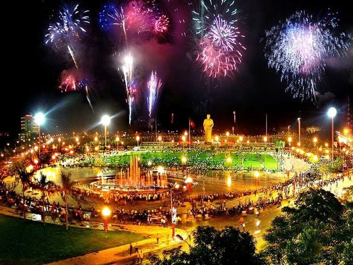 Quảng trường Hồ Chí Minh - thành phố Vinh về đêm.