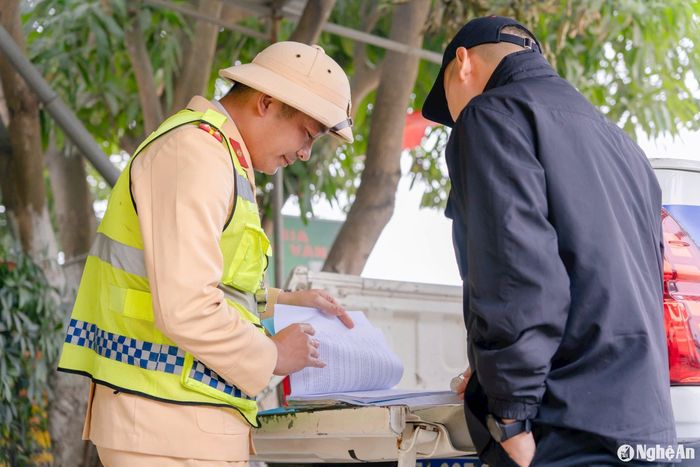 Lập biên bản với trường hợp vi phạm nồng độ cồn. Ảnh: tư kiệu Đặng Cường