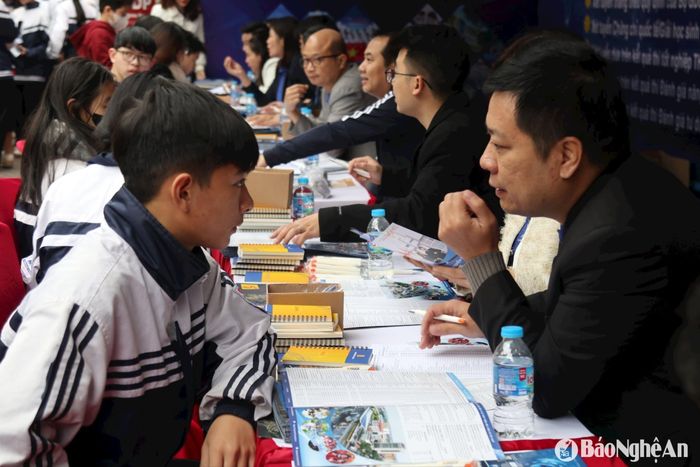 Học sinh lớp 12 tham gia ngày hội Tư vấn tuyển sinh hướng nghiệp tại Trường Đại học Vinh. Ảnh: tư liệu Mỹ Hà