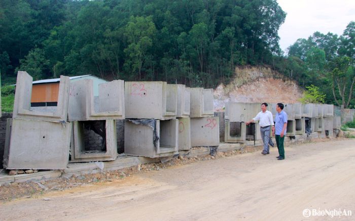 Ông Nguyễn Quốc Năng đang thi công đường mương thoát nước trên địa bàn xã Hưng Yên Bắc, huyện Hưng Nguyên. Ảnh: Quang An