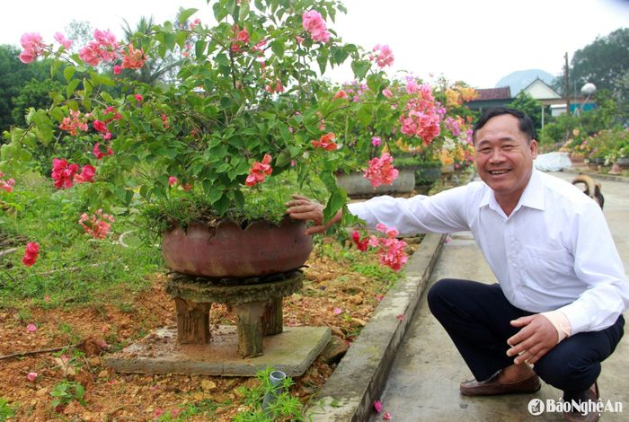 Cựu chiến binh Nguyễn Tất Thông là tấm gương trong phong trào xây dựng cảnh quan xanh – sạch – đẹp vùng nông thôn. Ảnh: Quang An