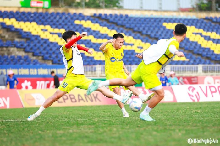 Tiền vệ Khắc Ngọc được kỳ vọng sẽ giảm thiểu áp lực cho hàng thủ SLNA. Ảnh: Đức Anh