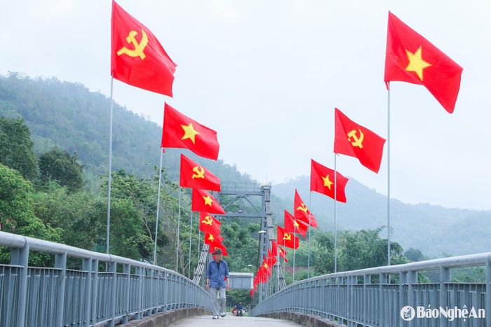 “Đi giữa con đường dài ngập tràn sắc đỏ của cờ Đảng, cờ Tổ quốc, tôi thấy lòng trào dâng niềm tự hào khó tả. Mỗi khi đi dưới cung đường cờ đỏ dường như bước chân tôi chậm lại, để được tận hưởng trọn vẹn khoảnh khắc thiêng liêng giữa lòng quê hương”, ông Vi Hải Phong, ở bản Chắn, thị trấn Thạch Giám chia sẻ. Ảnh: Đình Tuân