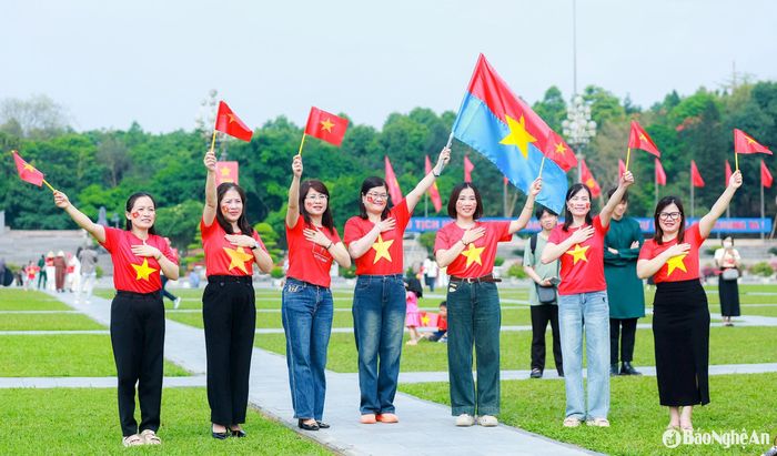 Từ sáng sớm, đông đảo người dân đã đổ về Quảng trường Hồ Chí Minh để theo dõi Lễ diễu binh, diễu hành trang nghiêm được truyền hình trực tiếp. Ảnh: Thành Duy