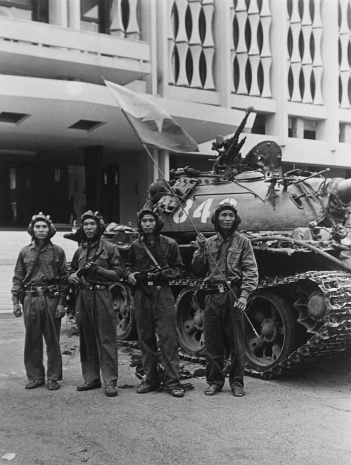 Quân giải phóng tiến vào Dinh Độc lập ngày 30/4/1975, giải phóng miền Nam, thống nhất đất nước. Ảnh: AP