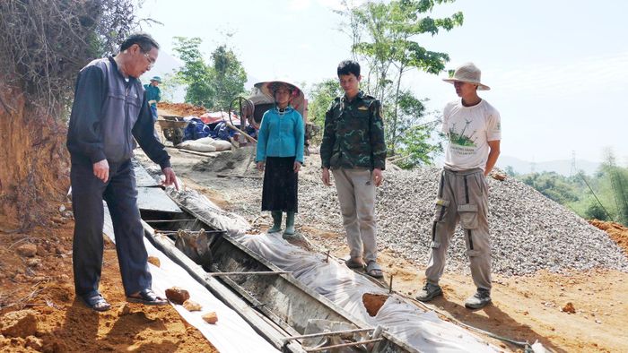 Ông Vũ Đức Thuận vận động nhân dân hiến đất làm đường và tham gia giám sát đơn vị thi công công trình làm đường giao thông nội đồng của tổ dân phố 24.