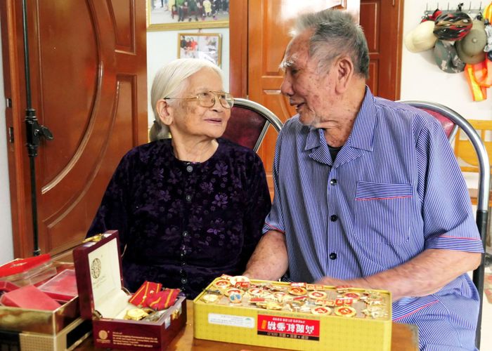 Vợ chồng ông Hồ Đức Thận và Hồ Thị Cần đã gần 100 tuổi nhưng vẫn khỏe mạnh và là tấm gương mẫu mực và hạnh phúc.