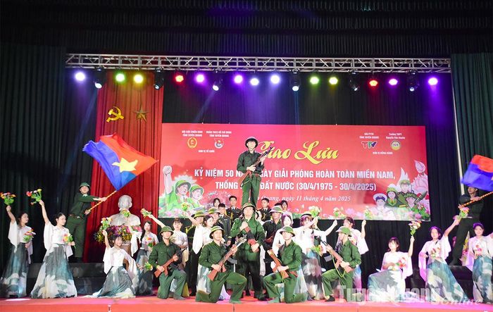 Các em học sinh trường THPT Nguyễn Văn Huyên (TP Tuyên Quang) biểu diễn văn nghệ trong buổi Giao lưu Kỷ niệm 50 năm Giải phóng hoàn toàn miền Nam, thống nhất đất nước.