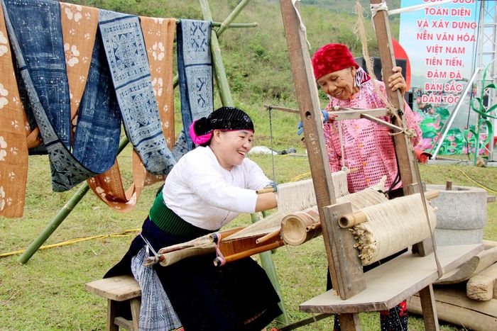 Đồng bào Mông trình diễn tước, dệt lanh thổi khèn trong không gian văn hóa truyền thống tại Ngày hội Văn hóa Quản Bạ 2025.