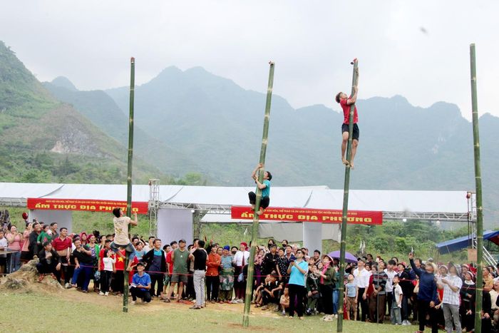 Sôi nổi phần thi leo cột truyền thống, thu hút đông đảo thanh niên tham gia