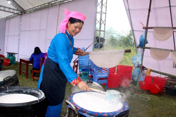 Nghệ nhân trình diễn kỹ thuật tráng bánh phở truyền thống