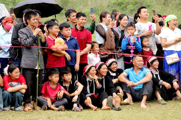 Ngày hội thu hút đông đảo người dân và du khách tham gia, với các hoạt động văn hóa đặc sắc, mang đậm dấu ấn của cộng đồng.