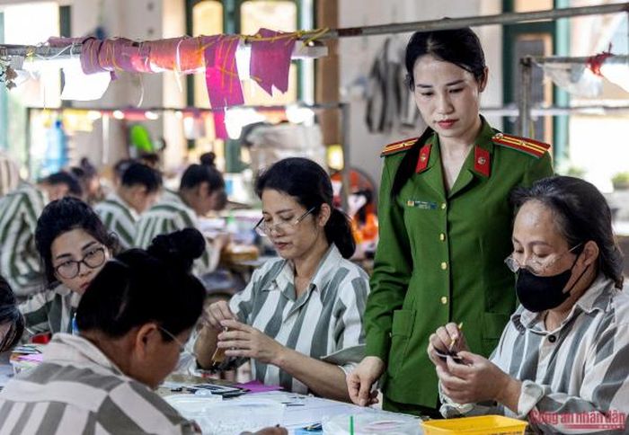 Cán bộ Trại giam Quyết Tiến hướng dẫn phạm nhân học nghề.