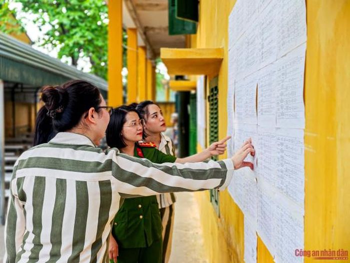 Cán bộ Trại giam Quyết Tiến thông tin công tác đặc xá đến các phạm nhân.