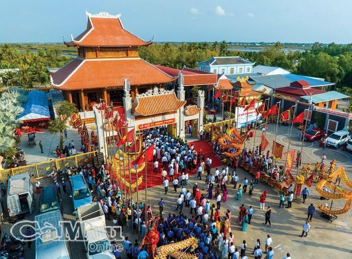Hằng năm, vào mùng 10/3 âm lịch, chính quyền và Nhân dân tỉnh Cà Mau long trọng tổ chức Giỗ Tổ Hùng Vương tại  Ðền thờ Vua Hùng, ấp Giao Khẩu, xã Tân Phú, huyện Thới Bình.