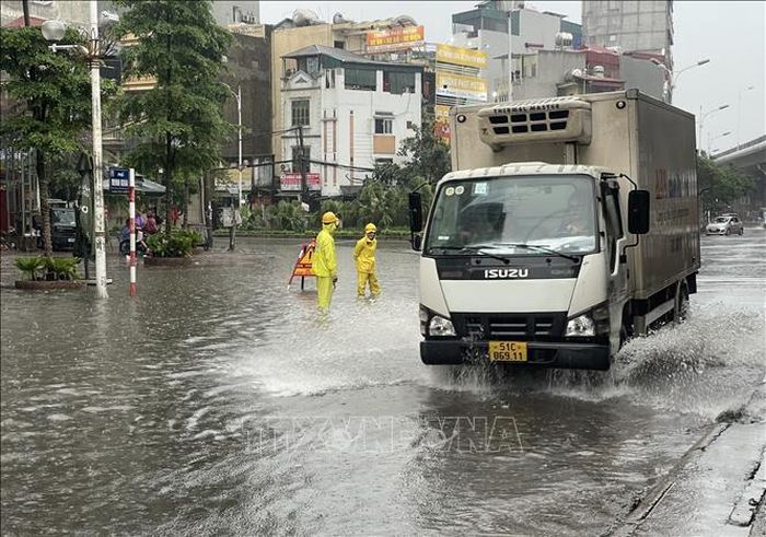  Ngập trên tuyến phố Minh Khai, quận Hai Bà Trưng. Ảnh: Trần Việt/TTXVN 