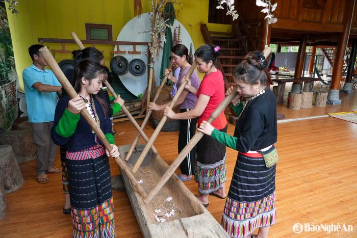 Bên cạnh đó, nơi đây còn hấp dẫn nhờ nét văn hóa Thái đặc sắc. Mường Đán ngày hôm nay vẫn giữ được nhiều phong tục cổ truyền như múa xòe, vũ điệu khắc luống và các nghi lễ truyền thống. Ảnh: Đức Anh