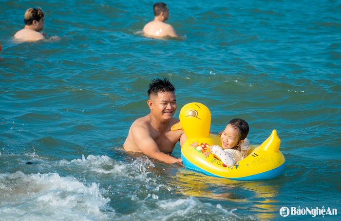 Em nhỏ vui thích khi được tắm biển cùng bố. Ảnh: Đức Anh