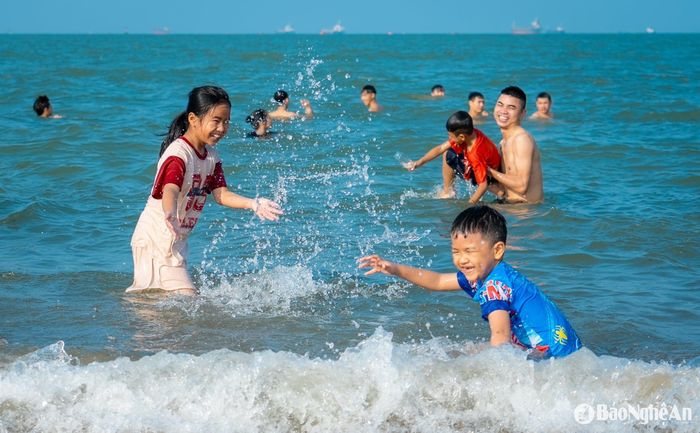Không khí náo nhiệt tại biển Cửa Lò trong những ngày nghỉ lễ 30/4 - 1/5 là tín hiệu tích cực cho mùa du lịch hè năm 2025. Với sự chuẩn bị chu đáo từ chính quyền và người dân, Cửa Lò tiếp tục khẳng định vị thế là điểm đến hấp dẫn của miền Trung. Ảnh: Đức Anh