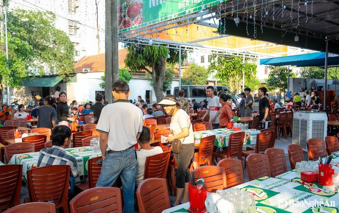 Ngoài tắm biển, ẩm thực là một trong những điểm nhấn khiến Cửa Lò trở nên hấp dẫn. Ảnh: Đức Anh