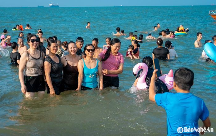 Du khách không quên ghi lại những bức ảnh làm kỷ niệm. Ảnh: Đức Anh