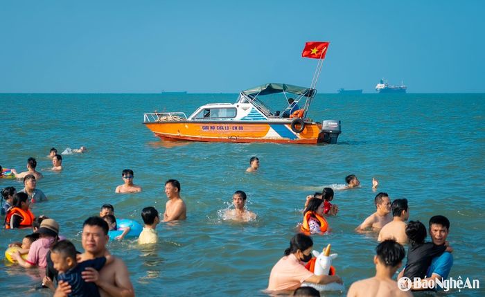Để tạo sự an toàn cho du khách, đội cứu hộ luôn túc trực, nhắc nhở người dân không nên tắm quá xa bờ. Ảnh: Đức Anh