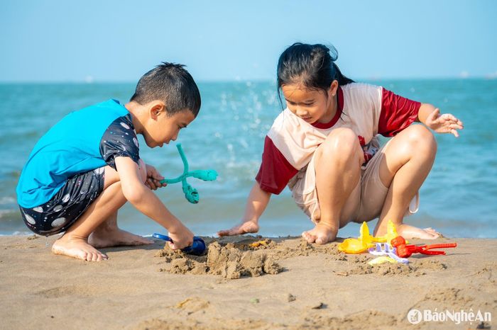 Cửa Lò luôn là điểm đến thân thiện với gia đình. Trẻ nhỏ được thỏa sức nghịch cát, nô đùa trong làn nước mát. Ảnh: Đức Anh