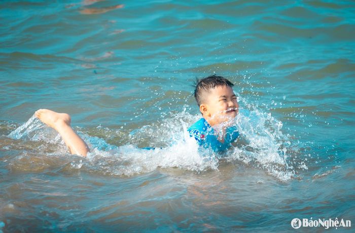 Các em nhỏ thích thú khi được hòa mình vào làn nước trong xanh ở Cửa Lò. Ảnh: Đức Anh