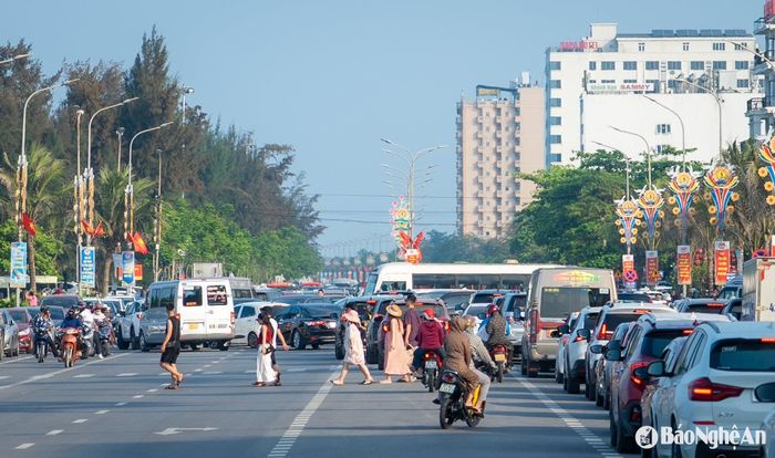 Dòng xe cộ nườm nượp đổ về bãi biển Cửa Lò qua trục đường Bình Minh. Ảnh: Đức Anh