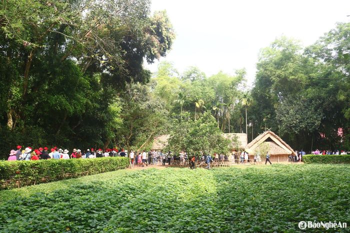 Du khách tham quan ngôi nhà của thân mẫu Bác Hồ tại làng Sen. Tháng 5 về, khu vườn quê Nội nơi có ngôi nhà tranh quen thuộc gắn liền với tuổi thơ của Bác Hồ bao phủ màu xanh non tươi của tre, cau, khoai lang... thân quen và yêu mến như bao làng quê Việt. Ảnh: Huy Thư