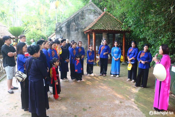 Chị Hoàng Thị Thu Hiền ở phường Tân Giang, TP Cao Bằng có mặt ở làng Hoàng Trù - quê ngoại Bác Hồ chia sẻ: Từ Cao Bằng về thăm quê Bác, tôi cũng như các thành viên trong đoàn đều có chung niềm xúc động, khi được tham quan các di tích, nghe thuyết minh viên giới thiệu về tuổi thơ và 2 lần về thăm quê của Bác Hồ. Ảnh: Huy Thư
