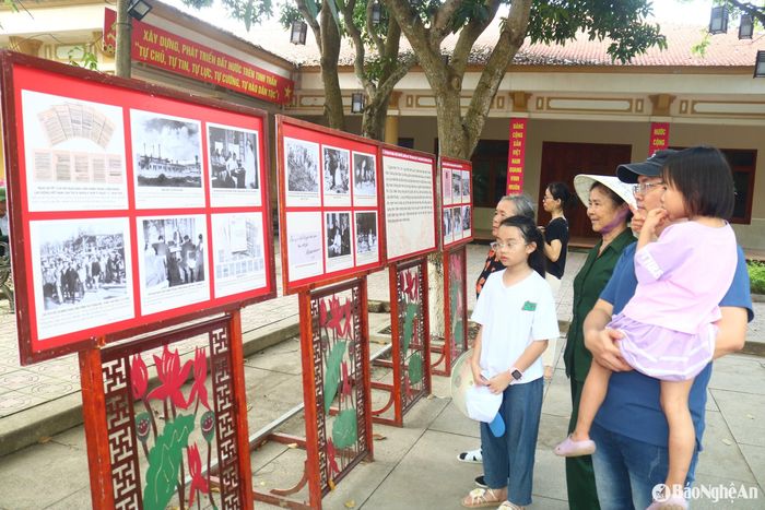 Du khách tham quan triển lãm ảnh với chuyên đề: "50 năm giải phóng miền Nam, thống nhất đất nước. Ảnh: Huy Thư