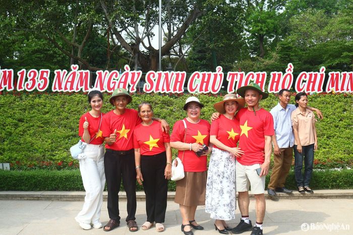 Ông Nguyễn Xuân Tính (68 tuổi) đến từ xã Tam Thanh, TP Tam Kỳ (Quảng Nam) cho biết: Hôm nay, gia đình tôi về thăm quê Bác với trang phục áo đỏ sao vàng. Tôi thấy quê Bác đẹp và yên bình, thật vui mừng khi thấy Khu Di tích Kim Liên đã được Nhà nước gìn giữ, tôn tạo khang trang. Ảnh: Huy Thư
