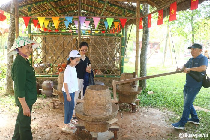 Tham quan Khu Di tích Kim Liên dịp này, du khách sẽ được trực tiếp trải nghiệm nhiều hoạt động văn hóa đặc sắc, độc đáo in đậm dấu ấn địa phương, như tham quan chợ quê, thực hành. xay lúa.... Ảnh: Huy Thư